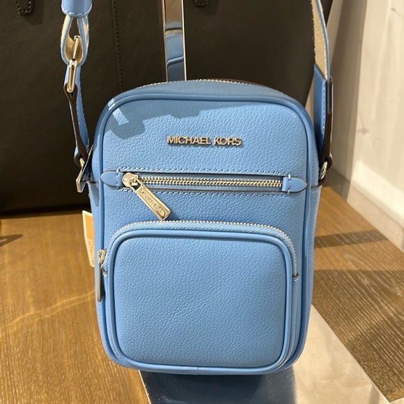 MICHAEL KORS Jet Set Medium Leather Crossbody Bag Flight
Sth Pacific
NWT - Picture 11 of 16